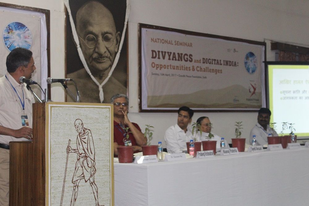 दिव्यांगों में शिक्षा के साथ-साथ रोजगार के अवसरों को बढ़ावा देने के लिए दीनदयाल मार्ग स्थित गांधी पीस