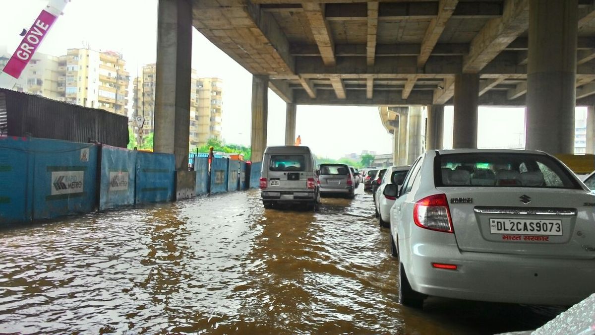 टूटी सड़क, पश्चिमी दिल्ली, देश की राजधानी. पश्चिमी दिल्ली को वैसे तो देश की राजधानी के एक हिस्सा होन