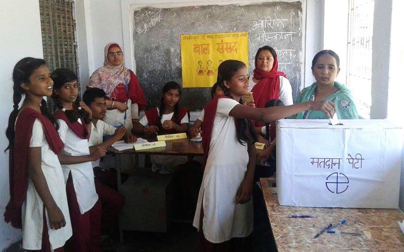 गाजियाबाद की शिक्षा व्यवस्था का बुरा हाल, शिक्षा का अधिकार सबका है मगर लड़कें और लड़कियों की साक्षरता