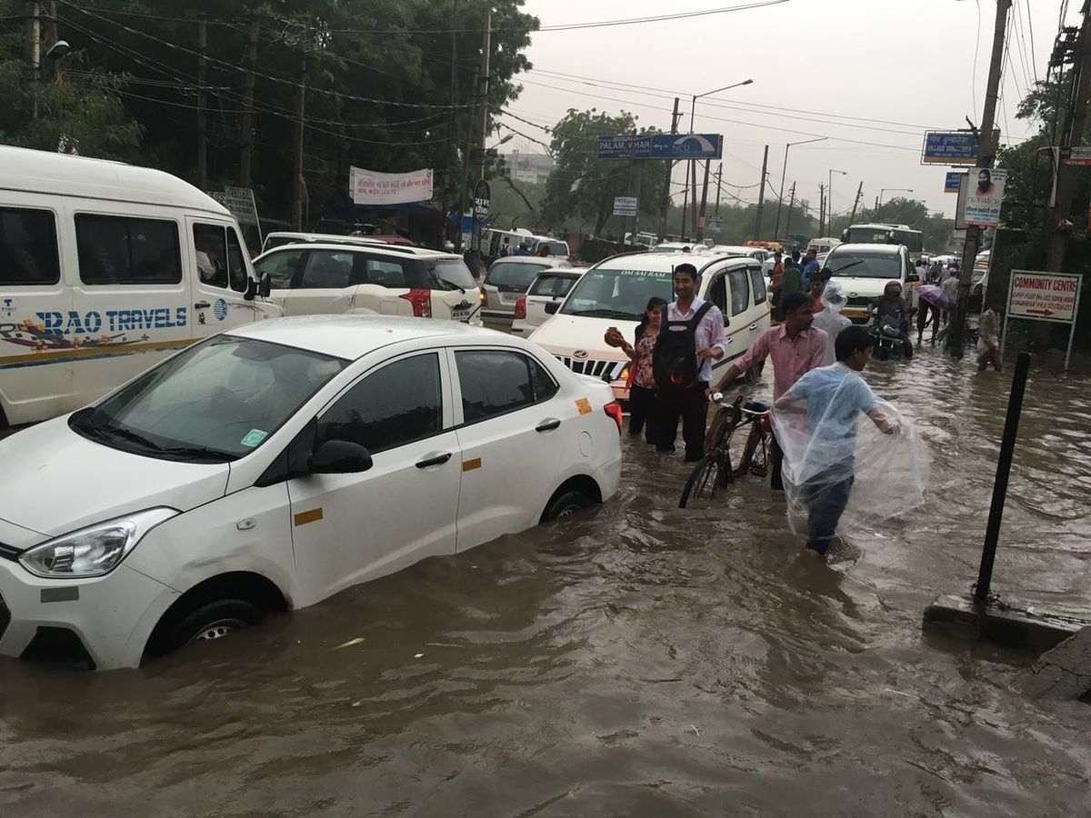 टूटी सड़क, पश्चिमी दिल्ली, देश की राजधानी. पश्चिमी दिल्ली को वैसे तो देश की राजधानी के एक हिस्सा होन