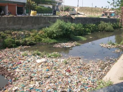 A very common site in pretty much every city in India. Clogged Nala's or Drainages. What is the reas