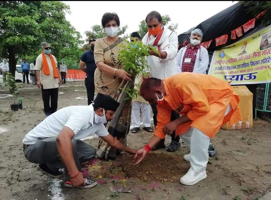 पर्यावरण दिवस के अवसर पर राजाजीपुरम परिक्षेत्र से स्थानीय पार्षद शिवपाल सावरिया के द्वारा लखनऊ मेयर 