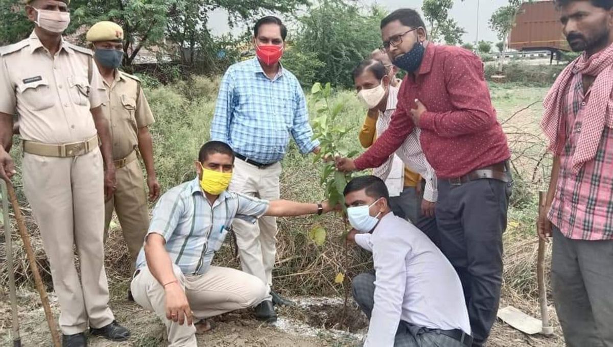 कानपुर देहात की सिकंदरा तहसील में पर्यावरण दिवस के अवसर पर हुआ वृक्षारोपण-दिनांक - 5 जून, 2021 पानी 