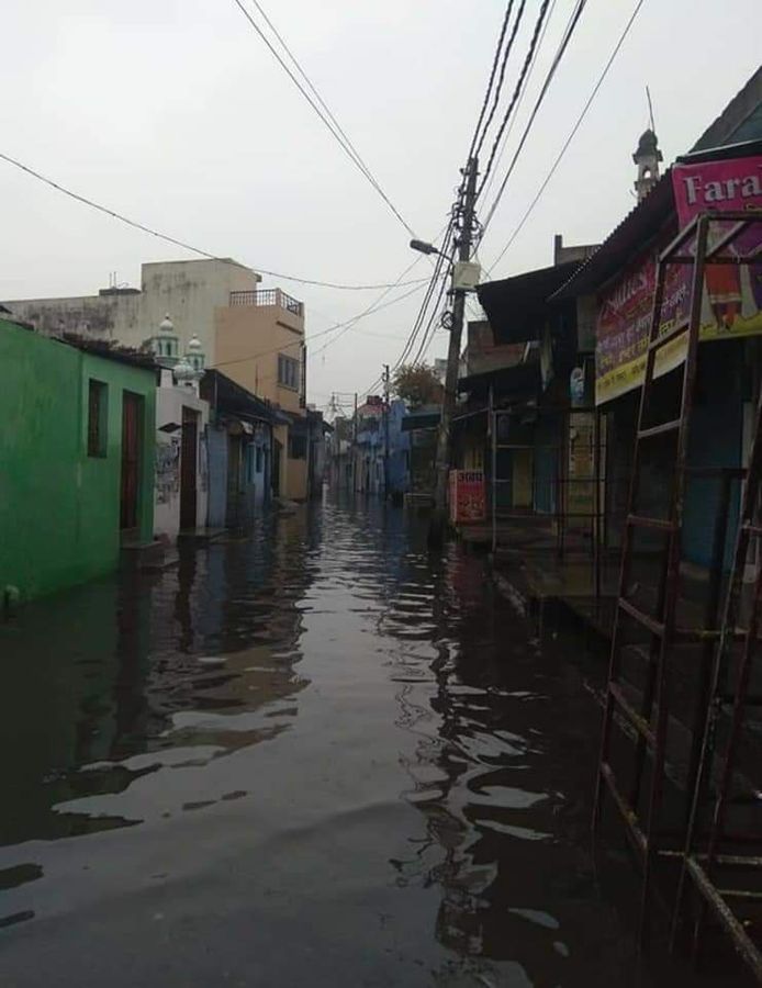 लखनऊ के कश्मीरी मोहल्ला वार्ड में स्थित टापे वाली गली थोड़ी सी बारिश के बाद ही किसी बरसाती नाले में त