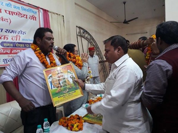 कानपुर के गोविंद नगर नार्थ से पार्षद नवीन पंडित अपने वार्डवासियों को कोरोना महामारी से सुरक्षित रखने