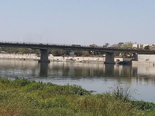 The
Sabarmati River in the Ahmedabad City stretch, before the Riverfront, is dry
and within the Rive