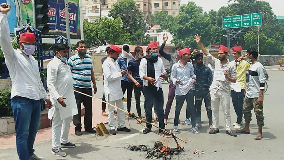 पेट्रोल-डीजल की बढ़ती कीमतों को लेकर समाजवादी पार्टी के कार्यकर्ताओं ने कानपुर में लगातार विरोध-प्रदर