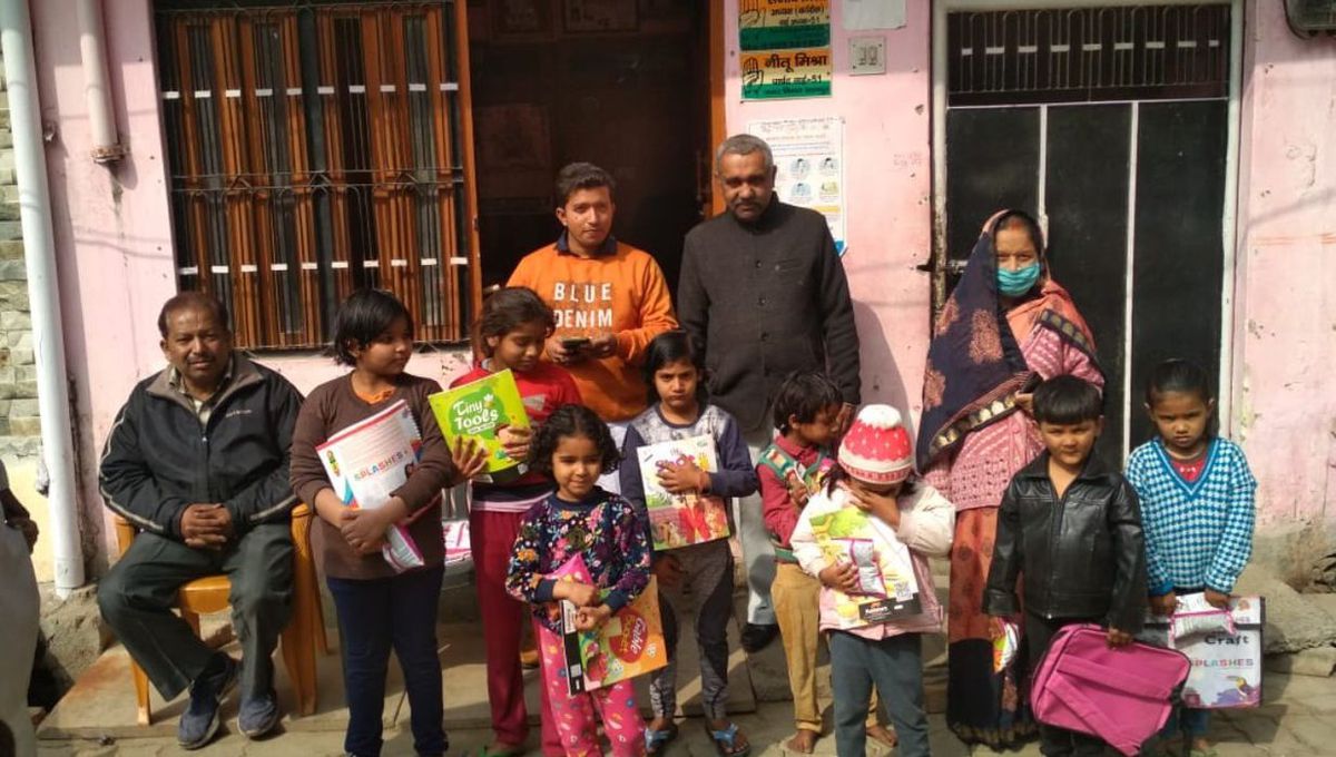 कानपुर के बर्रा 2 वार्ड में पार्षद ने बालिका दिवस पर बालिकाओं में वितरित की किताबें-प्रति वर्ष 24 जन