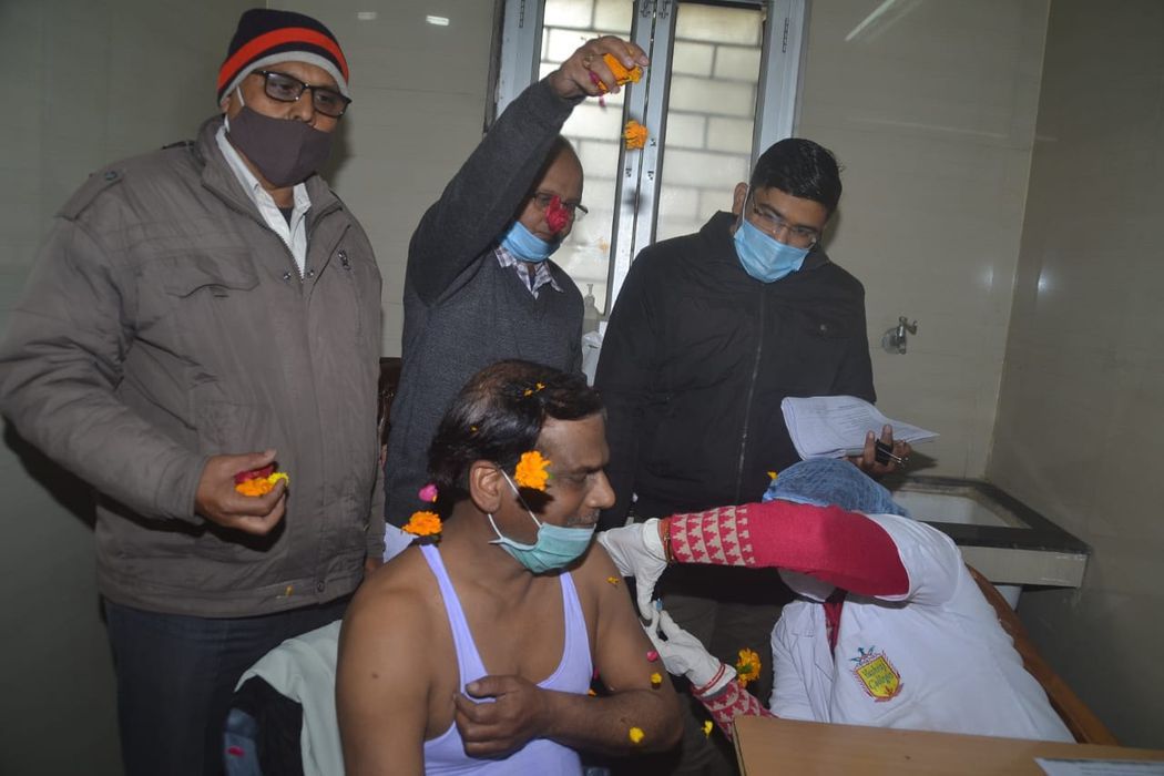 कानपुर के गुजैनी सरकारी अस्पताल में स्वास्थ्यकर्मियों को लगाई गई कोरोना वैक्सीन-कोविड 19 वैक्सीन के 