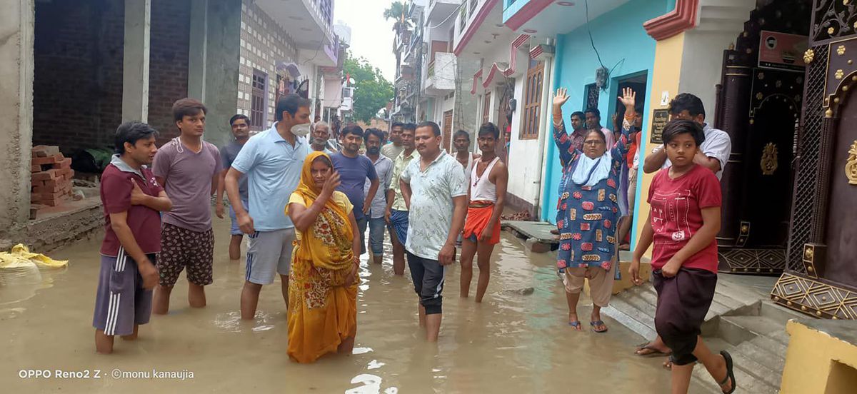 लखनऊ स्थित कनक सिटी में जलभराव की समस्या के लिए जनता के साथ पानी में उतरे पार्षद मोनू कनौजिया, किया 