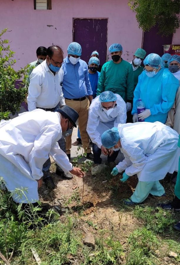 राजनगर एक्सटेंशन स्थित एपेक्स हॉस्पिटल के चिकित्सक स्टाफ ने मनाया पर्यावरण दिवस-दिनांक - 5 जून, 2021