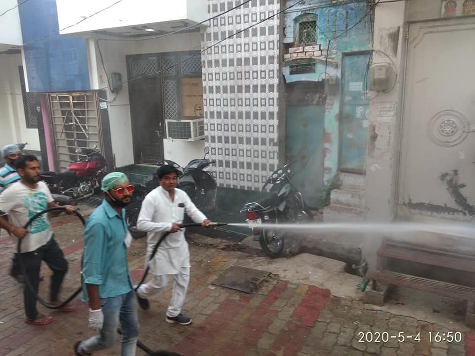 कानपुर शहर में लोगों को कोविड-19 के संक्रमण से बचाने के लिए निगम प्रशासन के द्वारा नियमित तौर पर सेन