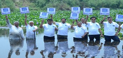 कल नहीं आज और आज
नहीं अब.......इसी भाव के साथ
मेरठ के मण्डलायुक्त डा. प्रभात कुमार के साथ मिलकर जुला