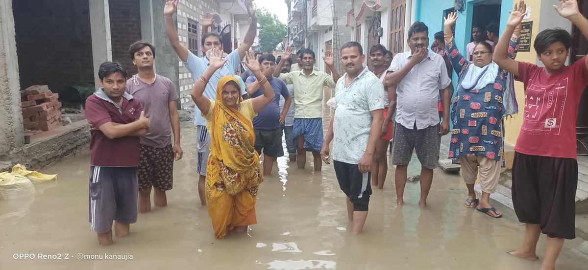 लखनऊ स्थित कनक सिटी में जलभराव की समस्या के लिए जनता के साथ पानी में उतरे पार्षद मोनू कनौजिया, किया 