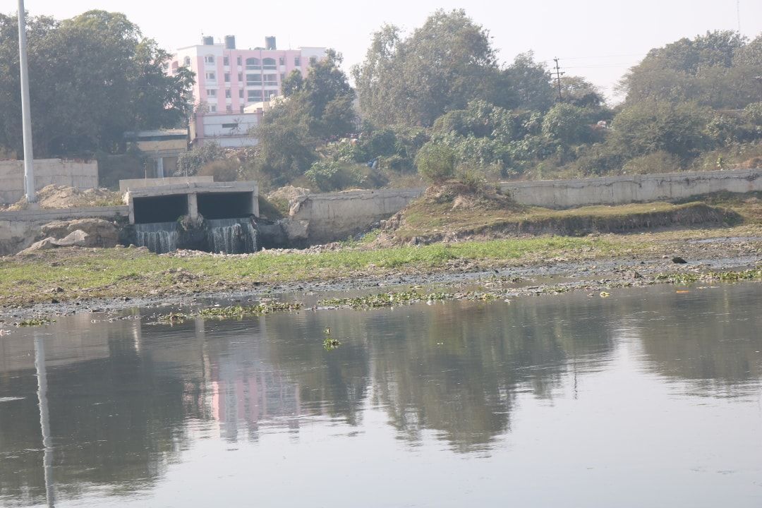 लखनऊ की लाइफलाइन मानी जाती है गोमती और साथ ही यह गंगा नदी की प्रमुख सहायक भी है, जो विगत कईं वर्षों 