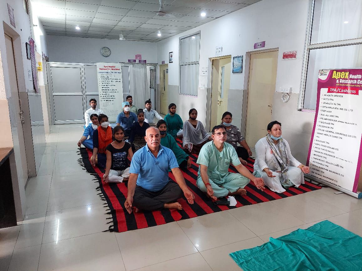 विश्व योग दिवस के अवसर पर एपेक्स अस्पताल के स्टाफ ने किया योग व प्राणायाम-एपेक्स हास्पिटल, राजनगर एक