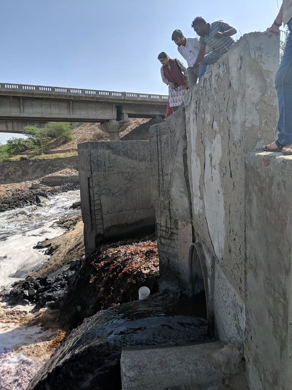 The
Sabarmati River in the Ahmedabad City stretch, before the Riverfront, is dry
and within the Rive