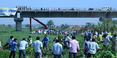 कल नहीं आज और आज
नहीं अब.......इसी भाव के साथ
मेरठ के मण्डलायुक्त डा. प्रभात कुमार के साथ मिलकर जुला