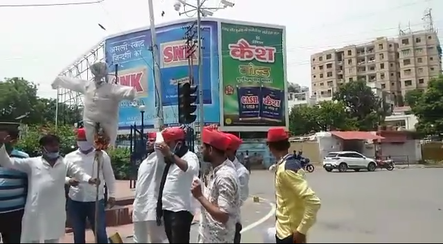 पेट्रोल-डीजल की बढ़ती कीमतों को लेकर समाजवादी पार्टी के कार्यकर्ताओं ने कानपुर में लगातार विरोध-प्रदर