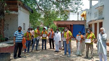कानपुर के नवाबगंज वार्ड में कोरोना वीर कर्मियों को पार्षद दे रहे हैं सम्मान
