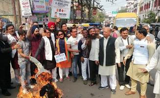 पुलवामा आतंकी हमले के विरोध में कानपुर महानगर कांग्रेस का रोषपूर्ण प्रदर्शन
