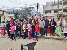 मोतीनगर स्थित लीलावती मुंशी निराश्रित बालगृह में बच्चों को कराया गया भोजन