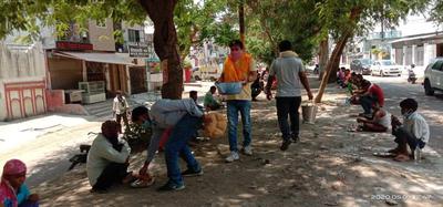 असहाय वर्ग की सेवा में जुटें पार्षद, जानकीपुरम द्वितीय वार्ड में किया जा रहा है नियमित भोजन वितरण