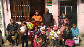 कानपुर के बर्रा 2 वार्ड में पार्षद ने बालिका दिवस पर बालिकाओं में वितरित की किताबें