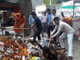 शास्त्री नगर वार्ड में स्थानीय पार्षद सहित जनता ने चलाया स्वच्छता अभियान - निगम के सुस्त रवैये से त्रस्त आकर खुद ही किया कचरा निस्तारण