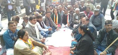 राष्ट्रपिता महात्मा गांधी के अपमान के विरोध : कानपुर नगर में कांग्रेस का विशाल मौन उपवास