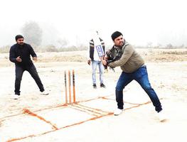 क्रिकेट प्रतियोगिता में शिरकत कर पार्षद ताराचंद्र रावत ने बढ़ाया प्रतिभागियों का उत्साह