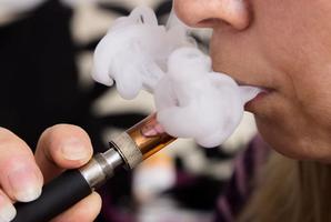 ई-सिगरेट के रूप में उभरता नया विश्व्यापी खतरा : क्या ई-सिगरेट अपशिष्ट का निष्कासन संभव है?