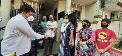 इंदिरा नगर वार्ड लखनऊ में राखी पर्व के मद्देनजर जनता को वितरित की जा रही है होम्योपैथिक दवा