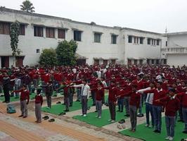 लखनऊ के अमीनाबाद कॉलेज में छात्रों को दिलाई गयी स्वच्छता के लिए शपथ, किया नि:शुल्क स्वेटर वितरण