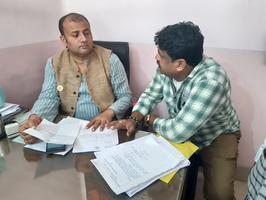 स्थानीय समस्याओं के निराकरण के लिए बंगाली टोला से पार्षद ने विधायक को सौंपा पत्रक