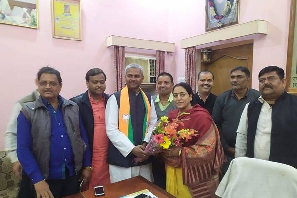 करवरिया परिवार का राजनीति से गहरा रिश्ता रहा है. शुरुआत से
देखा जाए तो श्री कपिलमुनि करवरिया ने बसपा