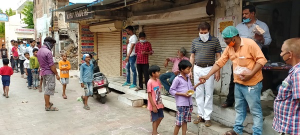 कानपुर के गोविंदनगर नार्थ, वार्ड-93 से पार्षद नवीन पंडित द्वारा जरुरतमंद लोगों की सहायता के लिए निरं