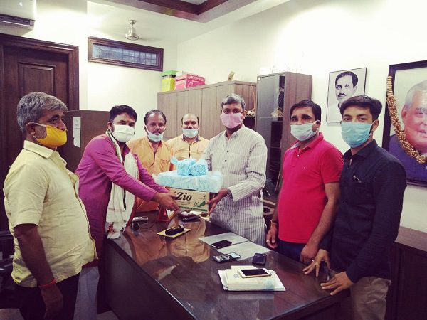 कानपुर शास्त्री नगर, वार्ड-91 से पार्षद राघवेंद्र मिश्र ने आमजन को कोरोना वायरस से सुरक्षित रखने के 