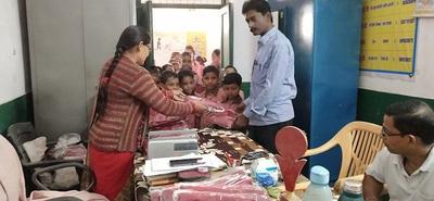 भेलूपुर वार्ड में सरकार ने प्राथमिक विद्यालय में बच्चों को वितरित किए स्वेटर