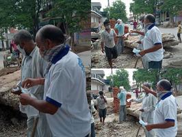 पार्षद ने राम जानकी मंदिर के पास नाला सफाई कर्मचारियों को मास्क वितरित किए