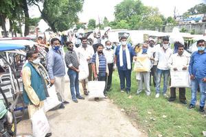 बेरोजगार हुए ई-रिक्शा चालकों को सेवक सहायता किट का वितरण