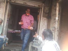 कानपुर के गोविंदनगर वार्ड में जरुरतमंदों को पार्षद ने ब्रेड व बिस्कुट के पैकेट वितरित किए