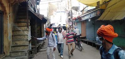 कानपुर के कछियाना मोहाल की विभिन्न गलियों में सेनेटाइज व मलेरिया की दवाई का छिडकाव किया गया