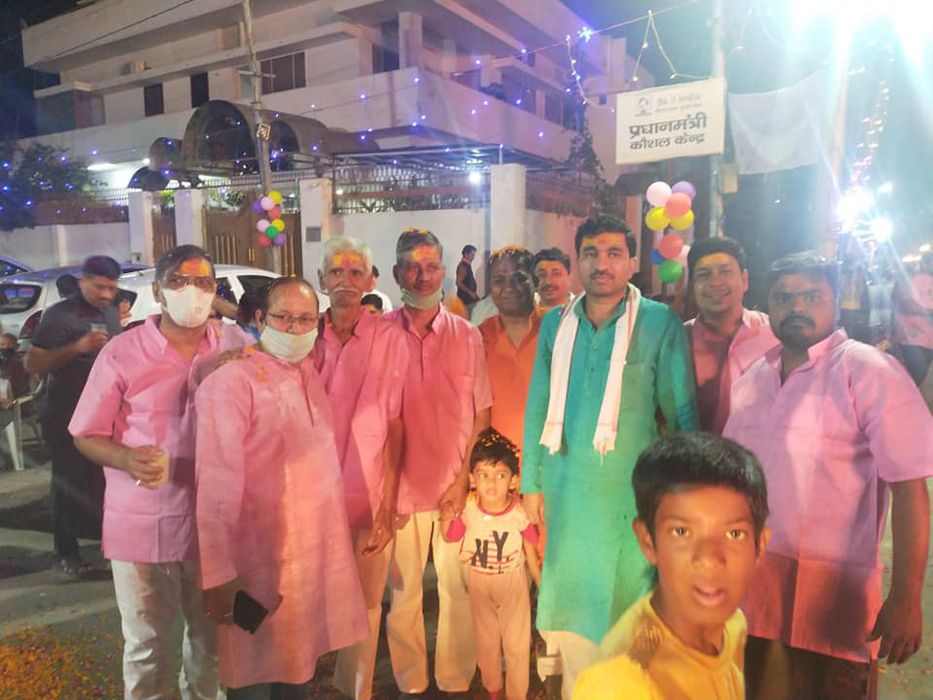 कानपुर में होलिका दहन समारोह के दौरान राजीव द्विवेदी मौजूद रहे-हमारे देश में त्यौहार समृद्धता का प्र
