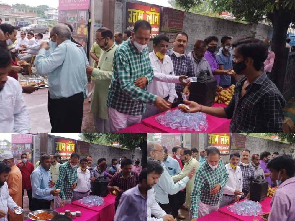 कानपुर के कृष्णा नगर रोड पर भोलेनाथ का प्रसाद वितरण किया गया-सावन के पवित्र महीने पर भोलेनाथ का प्रस