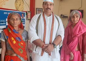 भोगनीपुर विधानसभा से बुजुर्ग माताएं आशुतोष पाडें से मिलने गई