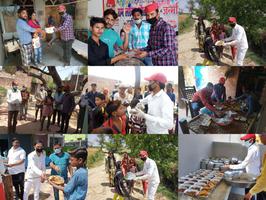 राम लखन गौतम द्वारा जरूरतमंद लोगों को वितरित की जा रही  खाद्य सामग्री