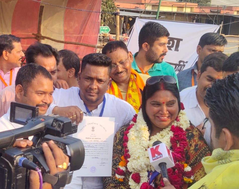 नाम-  सरोज कुरील 
पद- विधायक अपना <