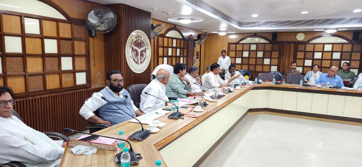 नाम- मनोज कुमार पारस
पद- विधायक(सपा