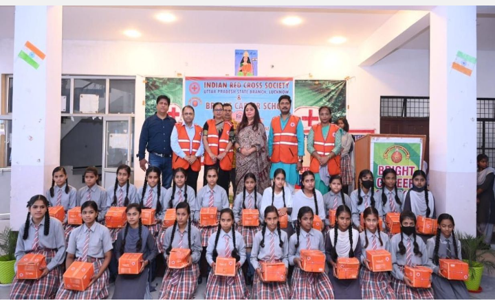 ब्राइट करियर स्कूल मल्लुपुर में सेवा पखवाड़ा के तहत छात्राओं को वितरित की गई हाईजिन किट-माननीय प्